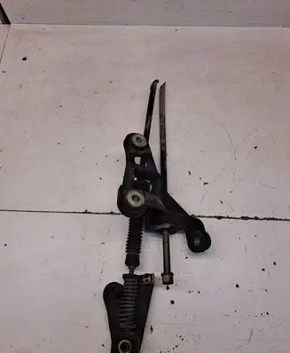 Volkswagen PASSAT B7 Gear shift cable bracket 1K0711789