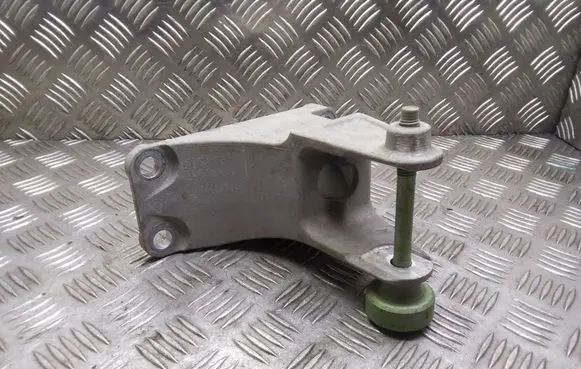 Engine mounting bracket
