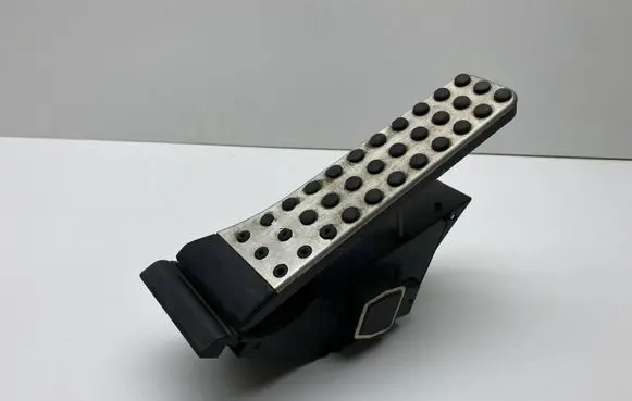 Mercedes-Benz E W212 Accelerator throttle pedal A2043000200