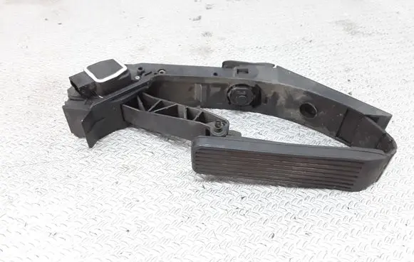Mercedes-Benz S W220 Accelerator throttle pedal A2203000104