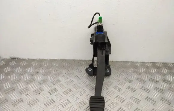 Dacia Sandero II Clutch pedal 8201298896