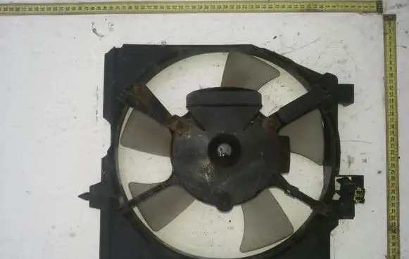 Mazda 323 Radiator cooling fan shroud 1303972