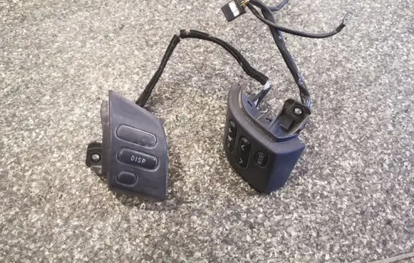 Steering wheel buttons/switches