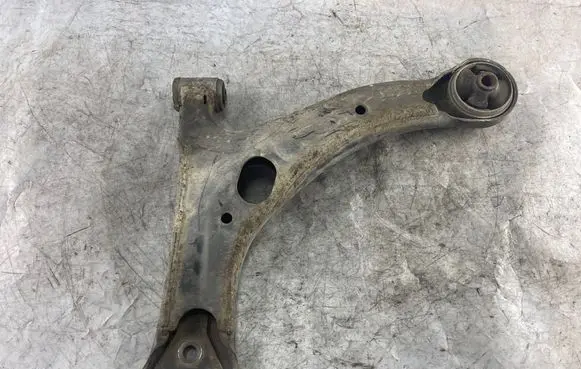 Toyota Corolla Verso E121 Front lower control arm/wishbone