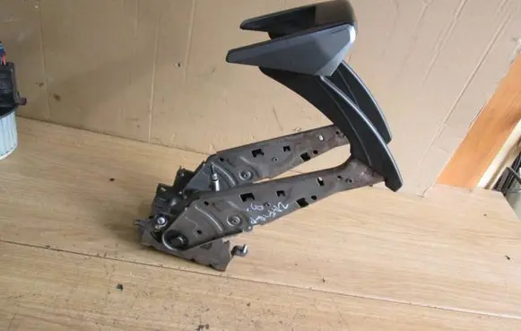 Opel Zafira B Hand brake release handle 13237304AR 0203070615