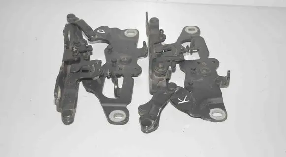 Engine bonnet/hood hinges