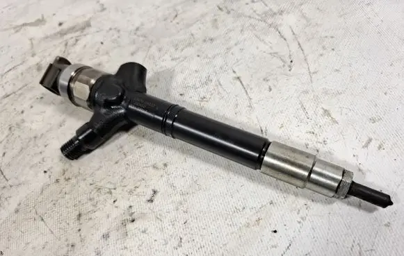 Toyota Corolla Verso AR10 Fuel injector 236700R020 12J03068
