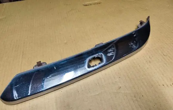 Chrysler 300 - 300C Front bumper splitter molding 04805939AA