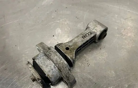 Hyundai i20 (PB PBT) Engine mount bracket