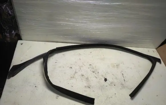 Mercedes-Benz E W212 Rubber seal front door window/glass 17472
