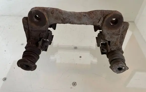 Toyota Corolla Verso AR10 Brake caliper pad carrier rear 