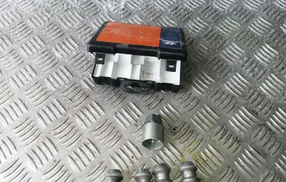 Hyundai Santa Fe Anti-theft wheel nuts and lock H3246302