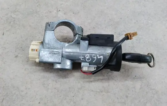 Nissan X-Trail T30 Ignition lock 28590C9902