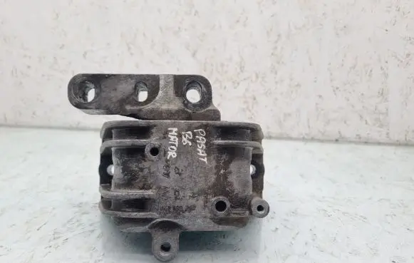 Volkswagen PASSAT B6 Engine mount bracket 1K0199262P
