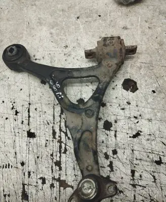 Volvo XC90 Front lower control arm/wishbone 8646614