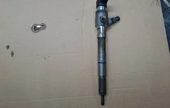 Volkswagen Touran II Fuel injector 03L130277B