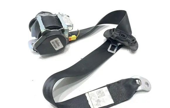 Volkswagen Golf VI Front seatbelt 