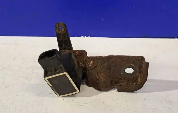 Mercedes-Benz E W211 Air suspension front height level sensor A0105427717
