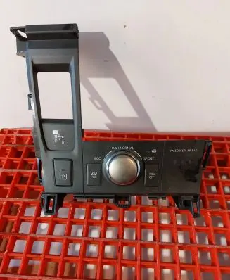Lexus CT 200H Center console 75H261
