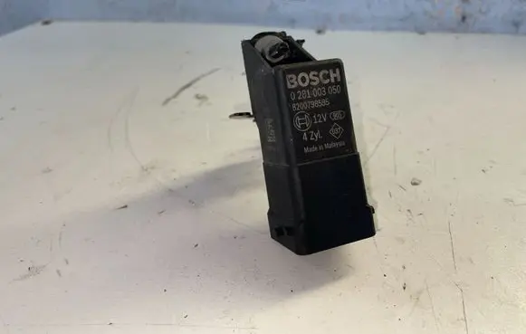 Renault Megane III Glow plug pre-heat relay 8200798585 0281003050