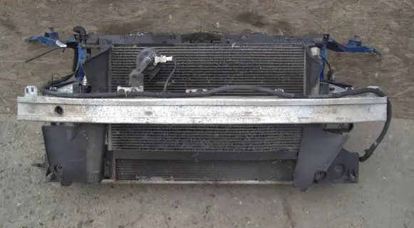 Renault Megane III Radiator support slam panel