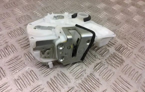 Suzuki SX4 S-Cross Front door lock 8220161MB3