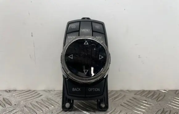 Head unit multimedia control