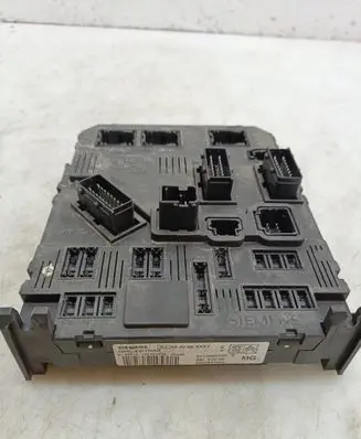 Peugeot 206 Fuse module S118085220 9653667680