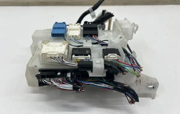Toyota Yaris XP210 Fuse module 82730K0080