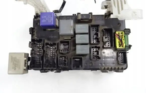 Toyota Corolla E120 E130 Fuse module 8264102090