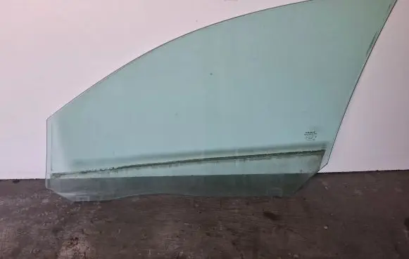 Volvo XC70 Front door window glass four-door 43R001105