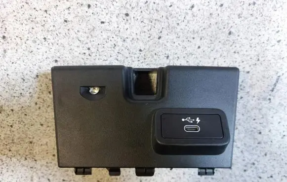 BMW 3 G20 G21 USB socket connector 6807232