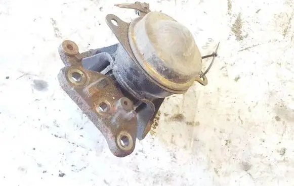 Mitsubishi Grandis Engine mount bracket