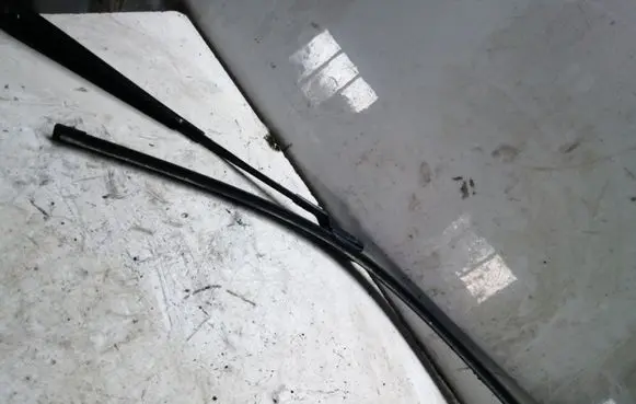 Opel Astra J Windshield/front glass wiper blade 13289889