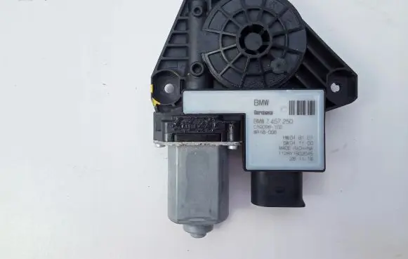 BMW X3 G01 Front door window regulator motor 7457250