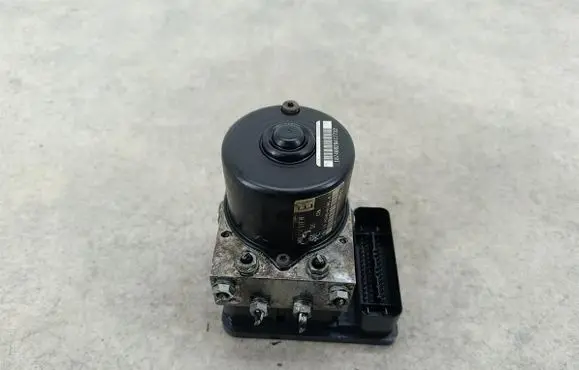 Volkswagen Golf V ABS Pump 