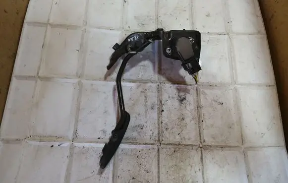 Toyota Avensis T250 Accelerator throttle pedal
