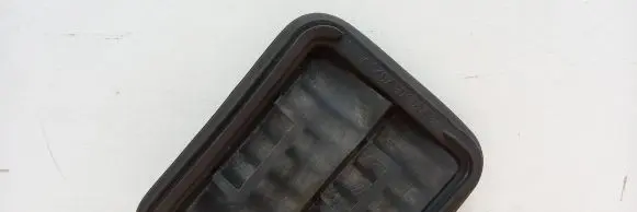 Quarter panel pressure vent