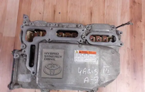 Toyota Yaris Voltage converter inverter G920052032