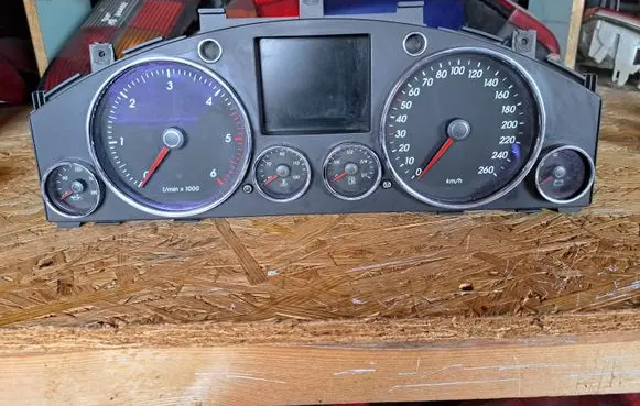 Volkswagen Touareg I Speedometer (instrument cluster) 7L6920881A 0263655014
