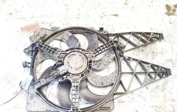 Radiator cooling fan shroud
