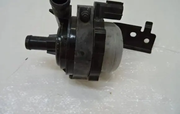 Nissan X-Trail T32 Electric auxiliary coolant/water pump 215807FV0A