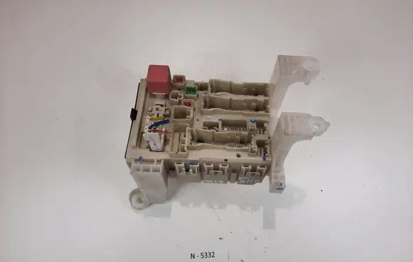 Toyota Avensis T270 Fuse module 8273005150B 8273005150