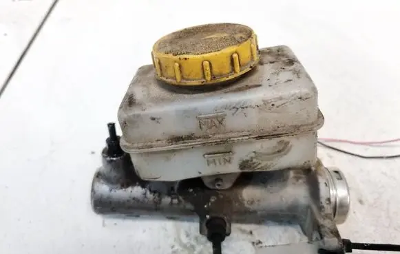 Subaru Legacy Brake fluid reservoir 