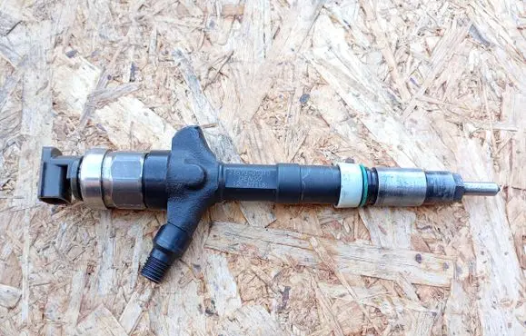 Toyota Corolla Verso AR10 Fuel injector 236700G010