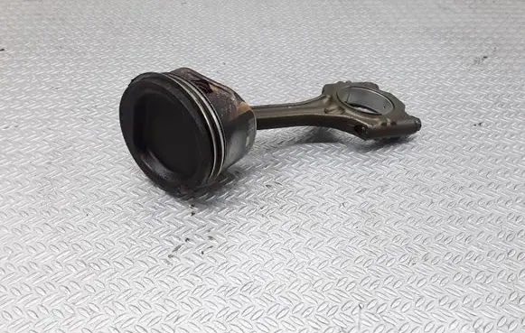 Volkswagen Polo IV 9N3 Piston with connecting rod