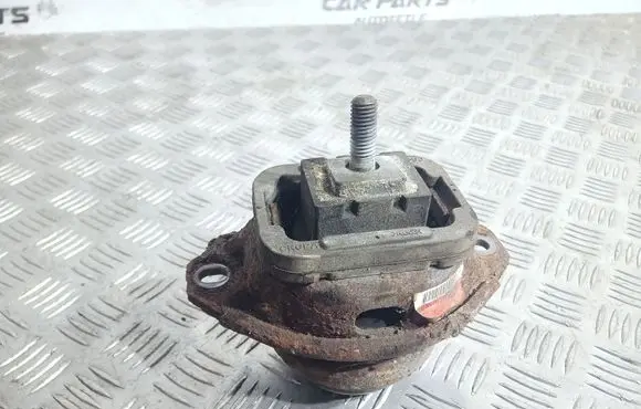 Land Rover Discovery 3 - LR3 Engine mount bracket