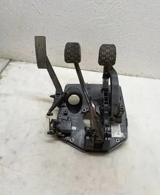 Accelerator throttle pedal