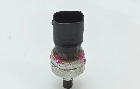 Mercedes-Benz E W211 Air conditioning (A/C) pressure sensor A2038300472
