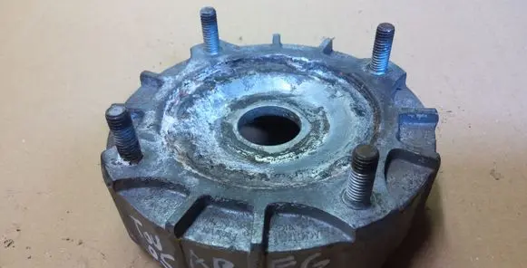 Volkswagen Touareg I Front coil spring rubber mount 7L0412321